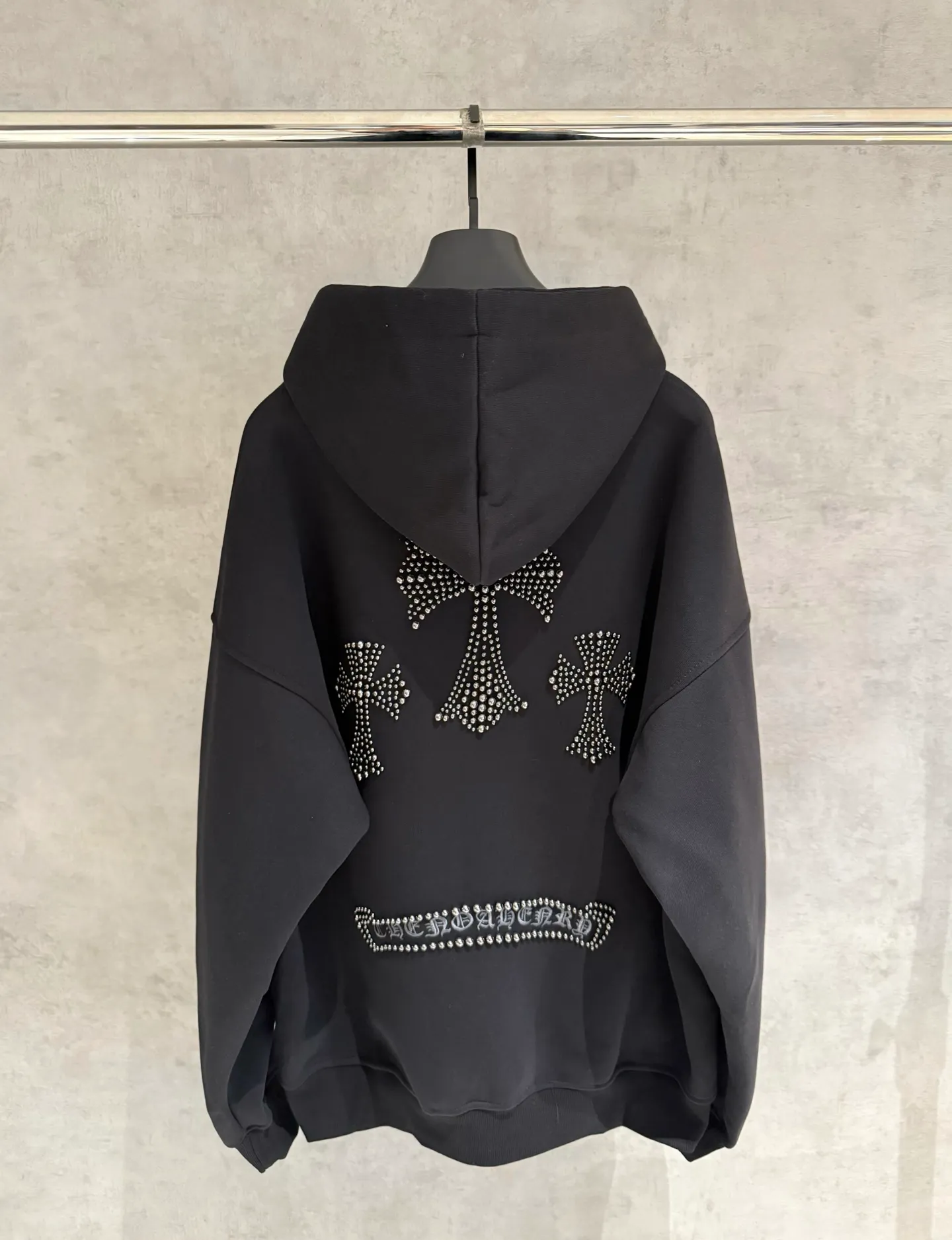 🅿️410 [Strict quality control] CH Croixin's new long-sleeved hooded sweatshirt. The fabric is made of heavy 480g double yarn fabric. Front and back embroidery➕beads. Ready-to-wear loose fit. The fabric is stiff and stylish. It does not deform or shrink. Color: black, white, floral gray. Size: M-2xl